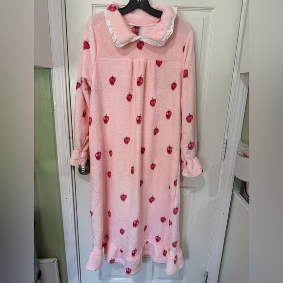 Dazy Strawberry Pattern Lace Trim Ruffles Hem Night Dress size Medium - Picture 5 of 7